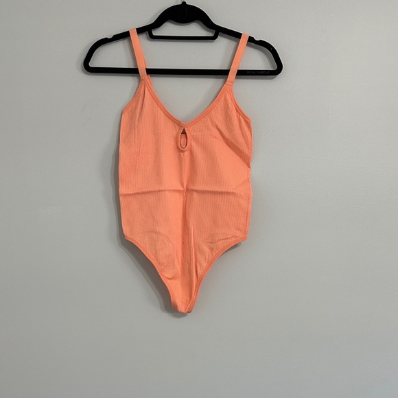 NWOT Colsie Peach/Light Coral Ribbed Bodysuit With Keyhole Neckline - Picture 1 of 5